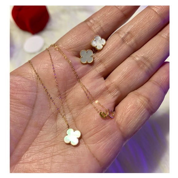 18k Solid Gold Clover Set - Picture 7 of 10